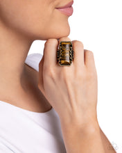 Load image into Gallery viewer, Scalloped Stone - Brass